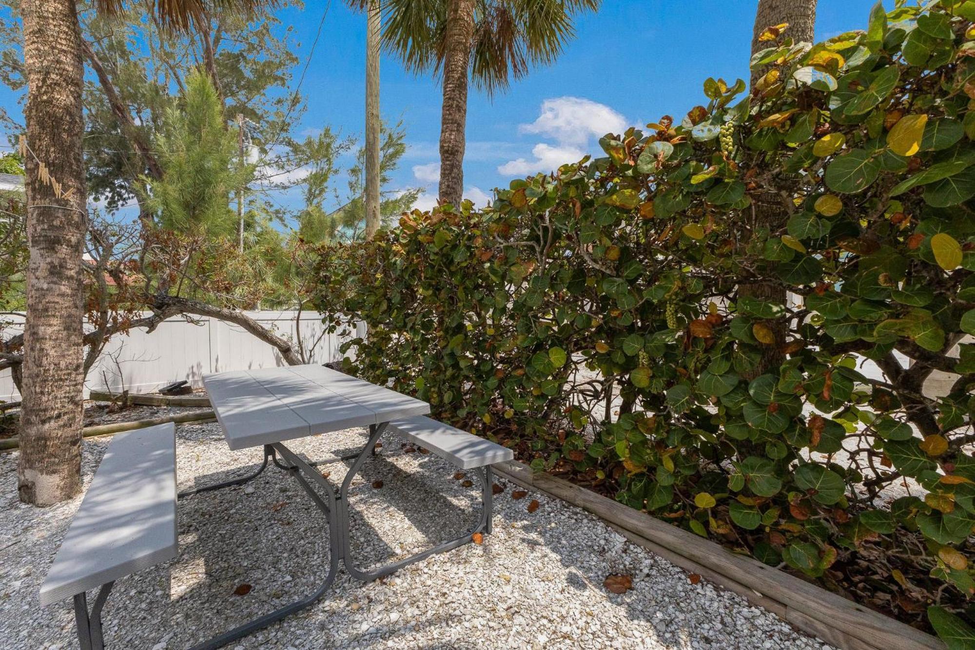 Whispering Waves East Villa Holmes Beach Exterior photo